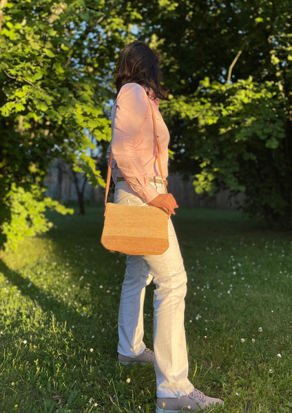 Sac bandoulière bicolore en crochet raphia naturel