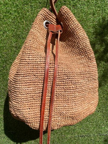 Sac bourse en crochet raphia naturel teinté au thé noir