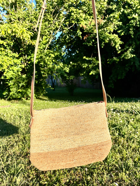 Sac bandoulière bicolore en crochet raphia naturel