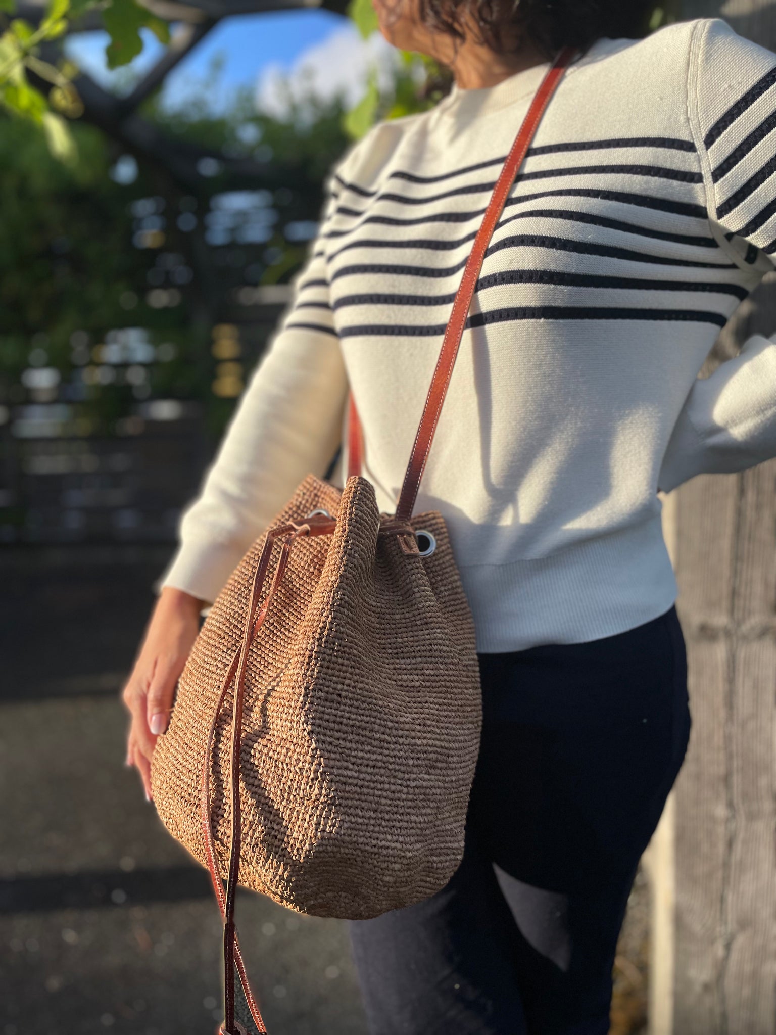 Sac bourse en crochet raphia naturel teinté au thé noir