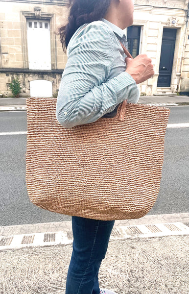 Sac en crochet raphia naturel teinté au thé noir