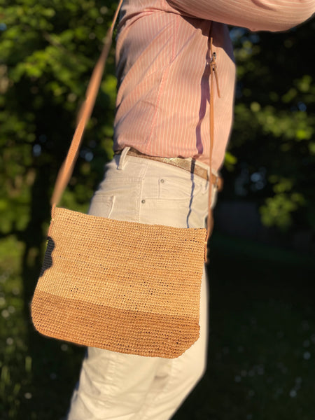 Sac bandoulière bicolore en crochet raphia naturel