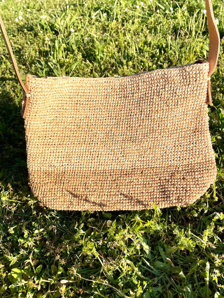 Sac bandoulière bicolore en crochet raphia naturel