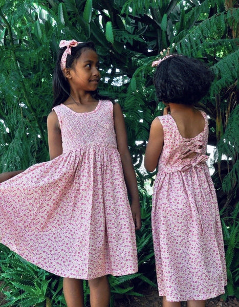 Robe smocks Maki Rose Liberty fleuri rose brodé main Madagascar